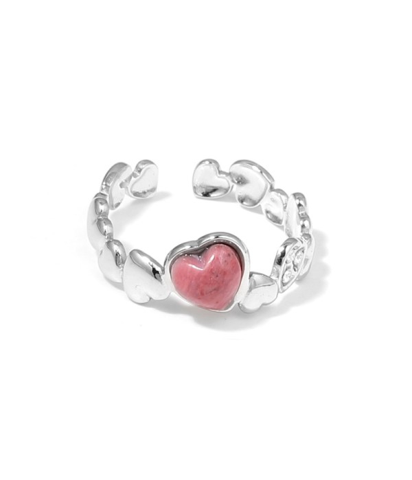 Anillo plateado con diseño de corazones, piedra y circonitas