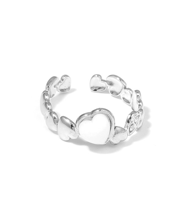 Anillo plateado con diseño de corazones, piedra y circonitas