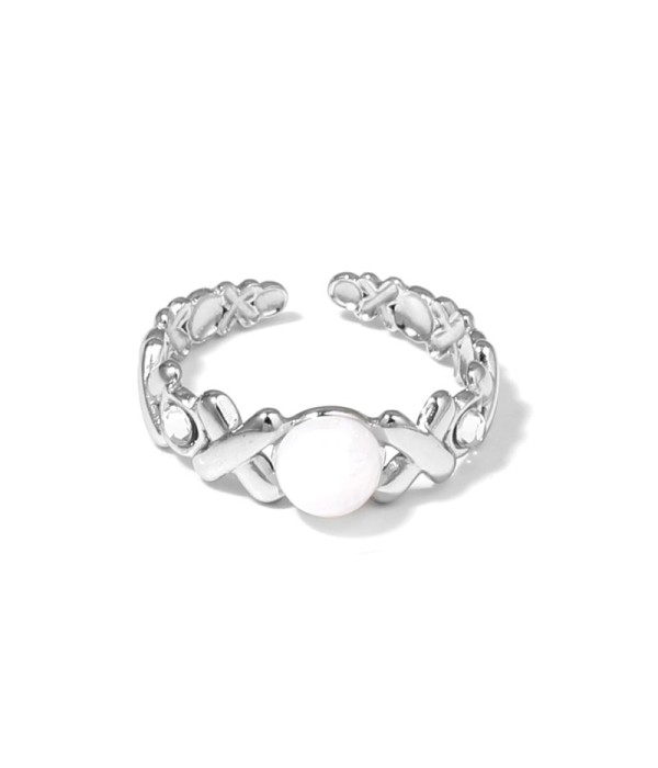 Anillo plateado con diseño de cruces, piedra y circonitas