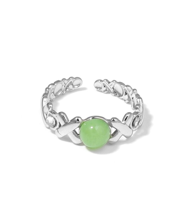 Anillo plateado con diseño de cruces, piedra y circonitas