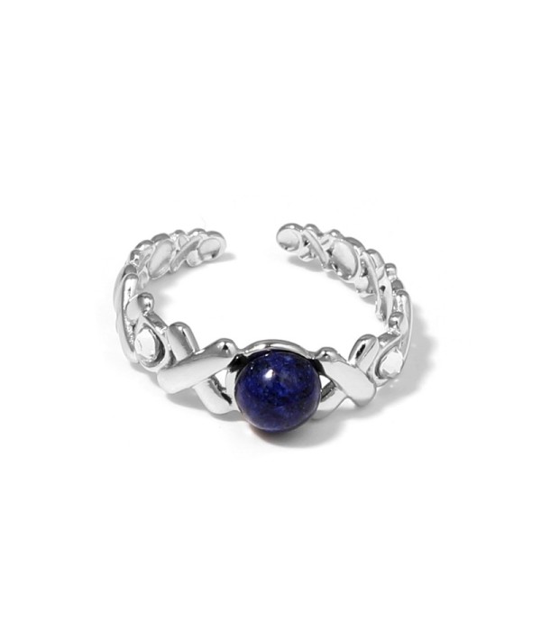 Anillo plateado con diseño de cruces, piedra y circonitas