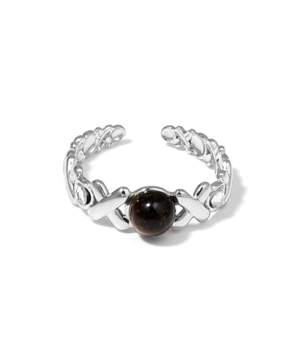 Anillo plateado con diseño de cruces, piedra y circonitas