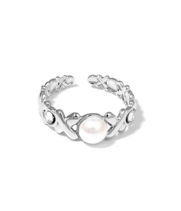 Anillo plateado con diseño de cruces, piedra y circonitas
