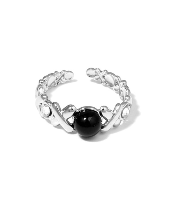 Anillo plateado con diseño de cruces, piedra y circonitas