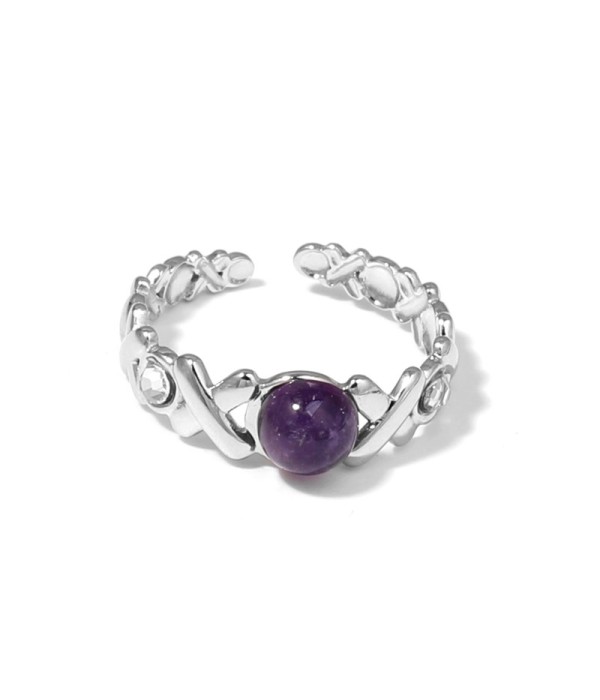 Anillo plateado con diseño de cruces, piedra y circonitas