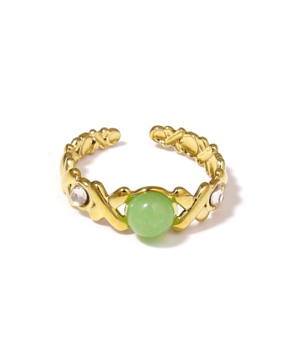 Anillo dorado con diseño de cruces, piedra y circonitas