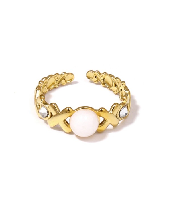 Anillo dorado con diseño de cruces, piedra y circonitas
