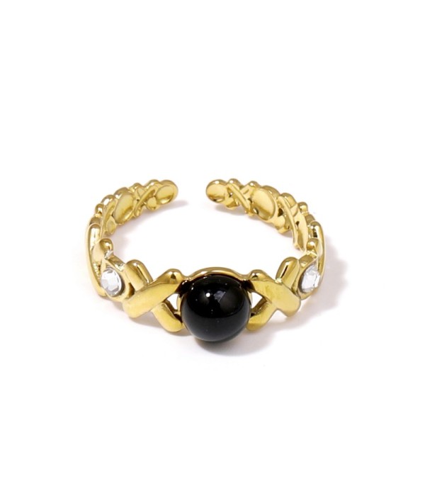 Anillo dorado con diseño de cruces, piedra y circonitas