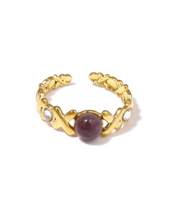 Anillo dorado con diseño de cruces, piedra y circonitas