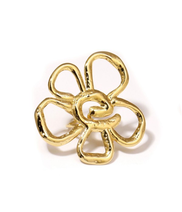 Anillo dorado con diseño de flor
