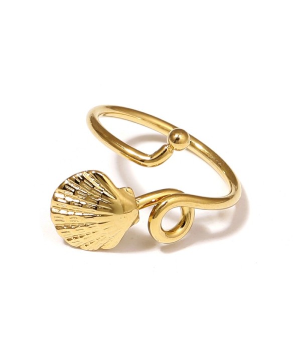 Anillo dorado con concha marina