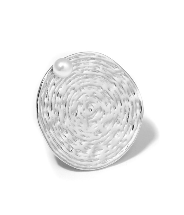 Anillo plateado con perla y diseño texturizado
