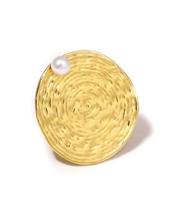 Anillo dorado con perla y diseño texturizado