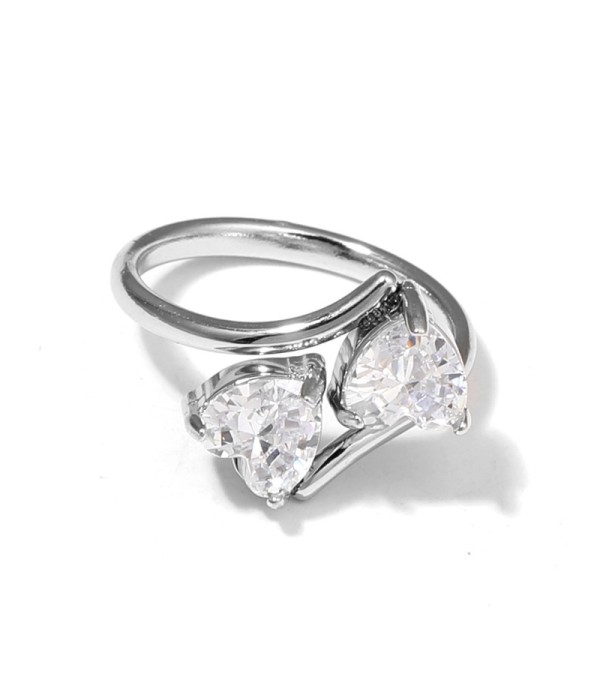 Anillo plateado con dos circonitas en forma de...