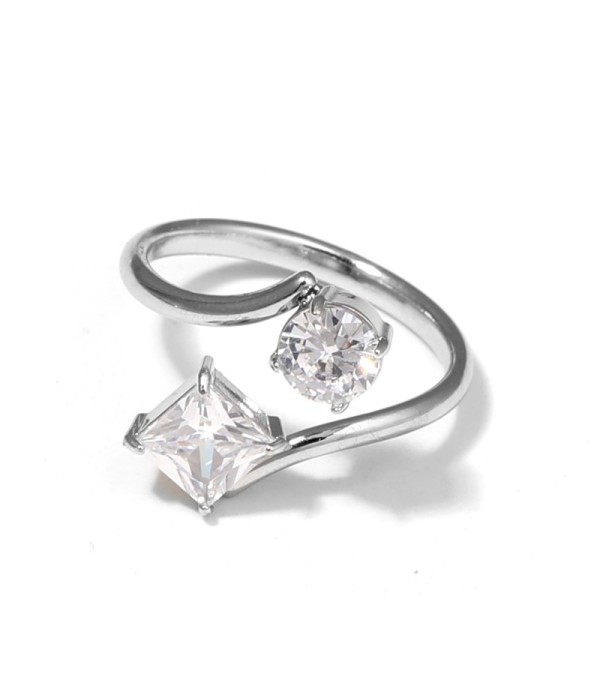 Anillo plateado con circonitas de diferentes formas