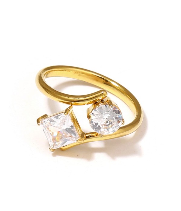 Anillo dorado con circonitas de diferentes formas