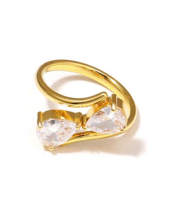 Anillo dorado con circonitas en forma de gota