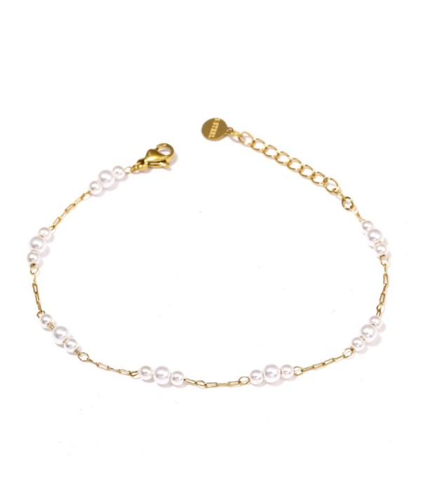 Pulsera dorada con pequeños perlas
