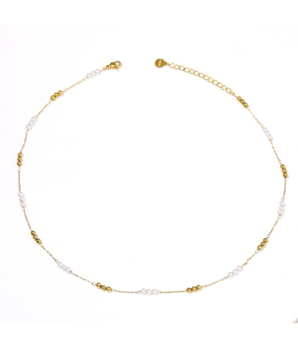 Collar dorado con perlas y cuentas