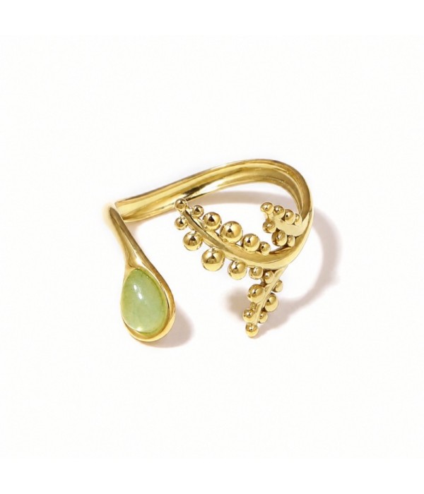 Anillo dorado con detalles botánicos y piedra
