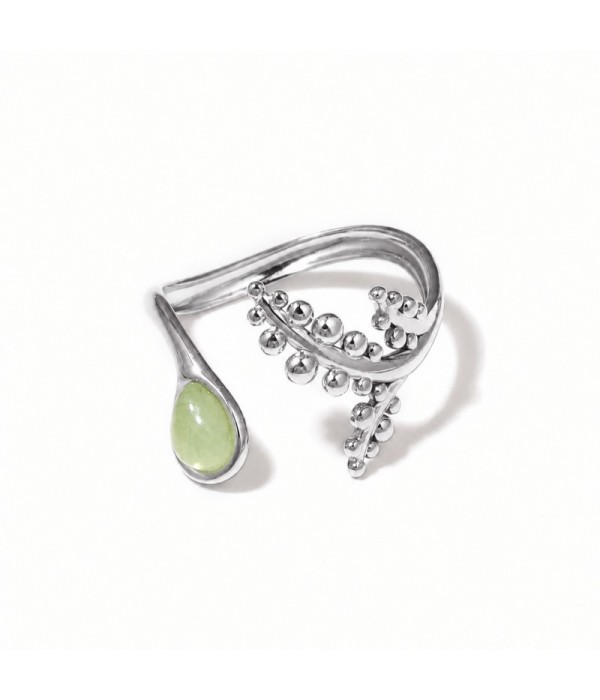 Anillo plateado con detalles botánicos y piedra