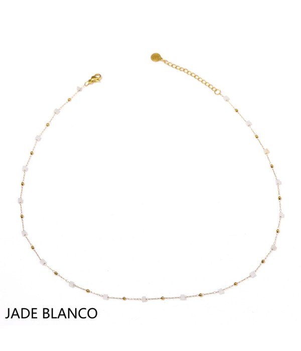 Collar dorado con piedras cuadradas y pequeñas cuentas