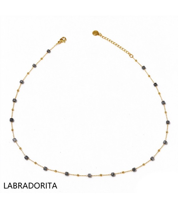 Collar dorado con piedras cuadradas y pequeñas cuentas