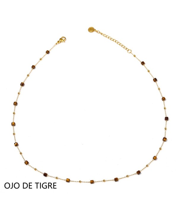 Collar dorado con piedras cuadradas y pequeñas cuentas