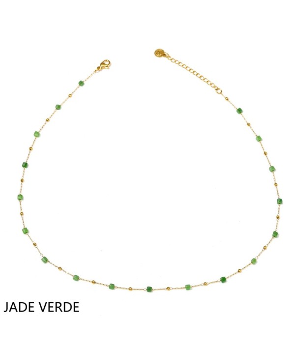 Collar dorado con piedras cuadradas y pequeñas cuentas