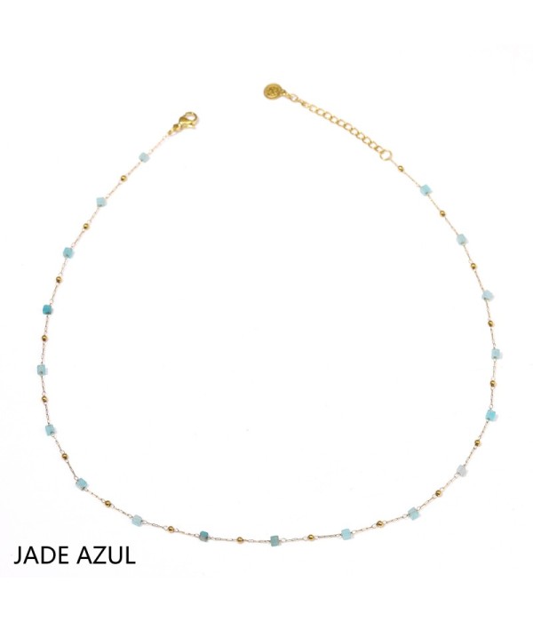 Collar dorado con piedras cuadradas y pequeñas cuentas