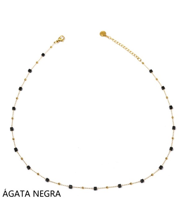 Collar dorado con piedras cuadradas y pequeñas cuentas