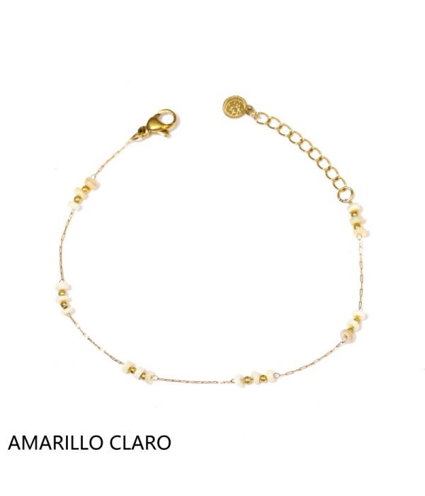 Pulsera dorada con cuentas planas y pequeñas...