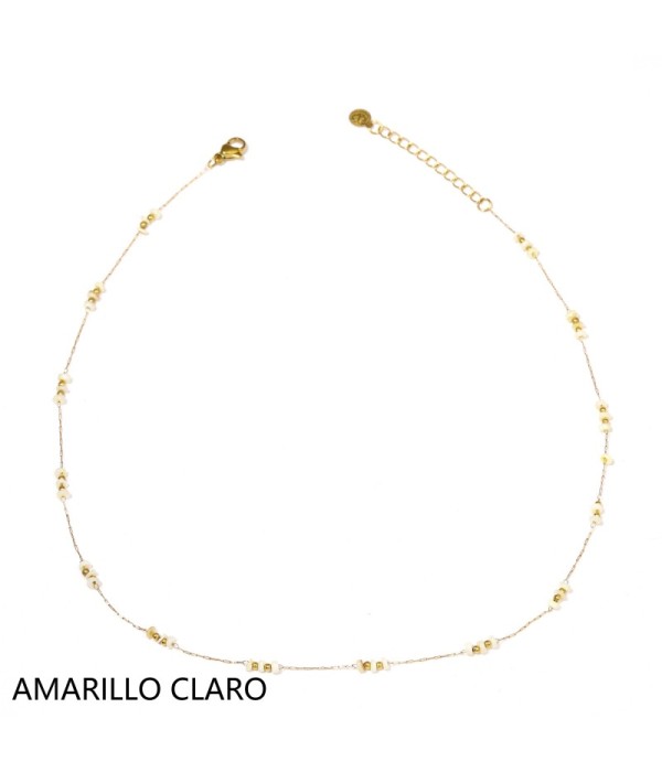Collar dorado con cuentas planas y pequeñas...