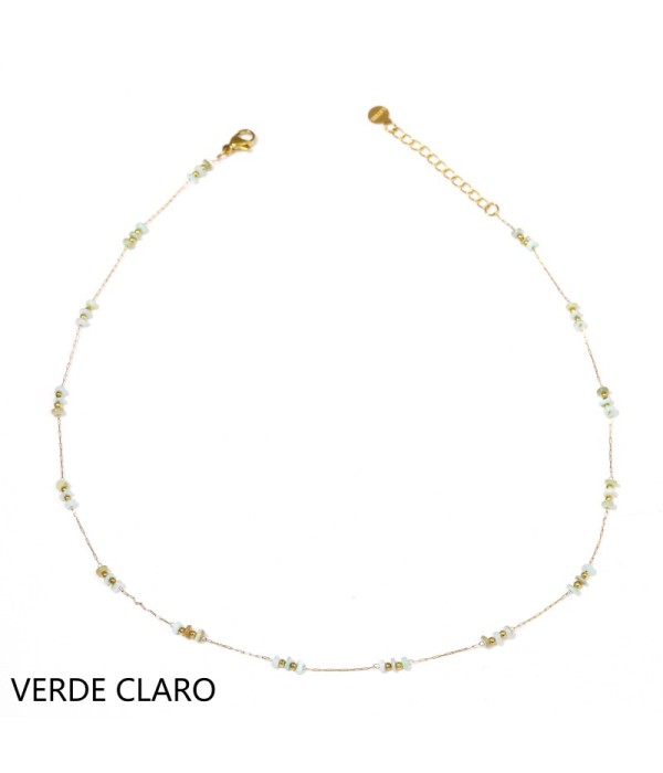 Collar dorado con cuentas planas y pequeñas cuentas