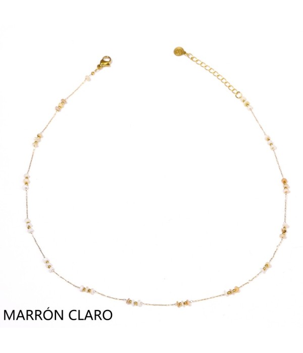 Collar dorado con cuentas planas y pequeñas cuentas