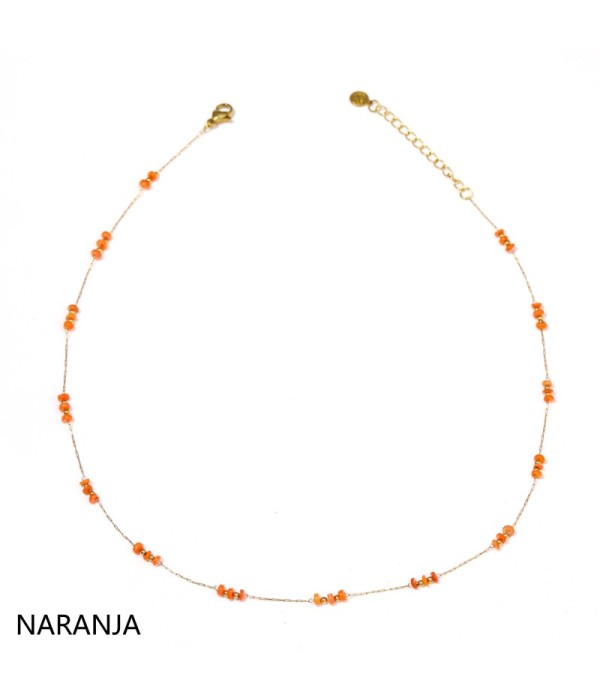Collar dorado con cuentas planas y pequeñas cuentas