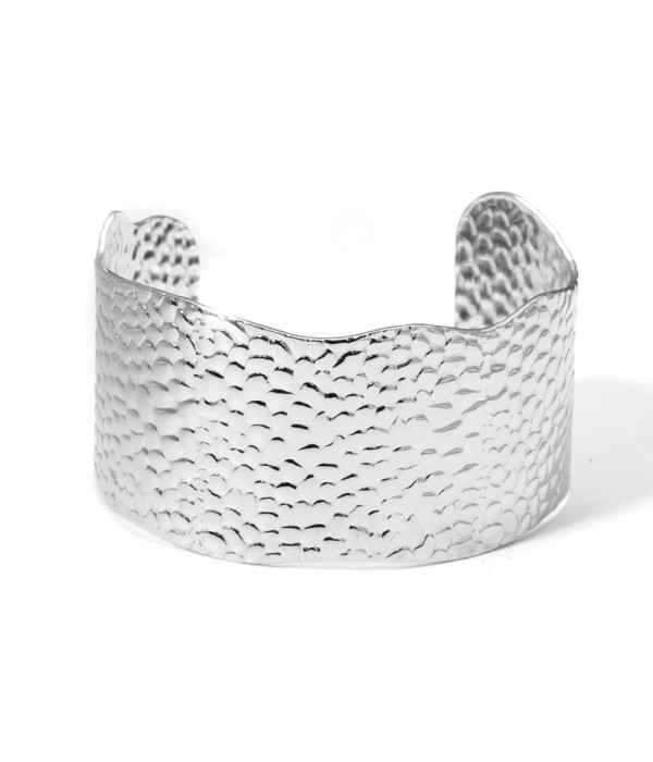 Brazalete plateada abierta martillada de escamas