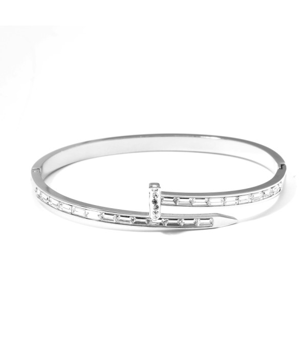 Pulsera rígida plateada con bandas alternadas detalladas...