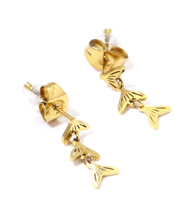 Pendientes doradas con colgantes de cola de pez