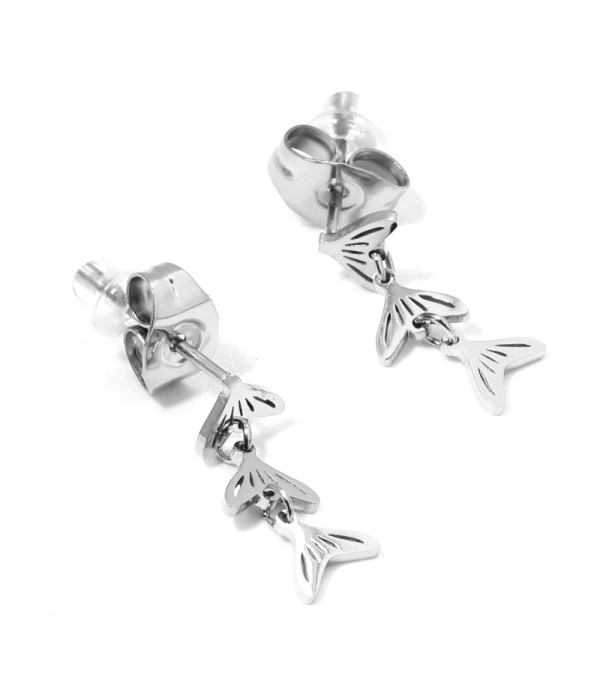 Pendientes plateados con colgantes de cola de pez