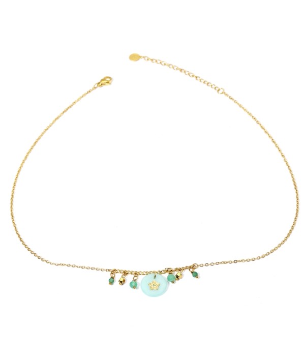 Collares dorados con colgantes círculos de diferentes colores