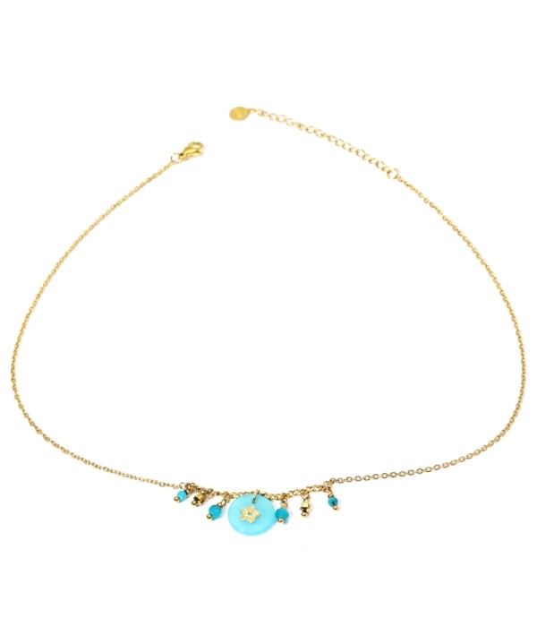 Collares dorados con colgantes círculos de diferentes colores