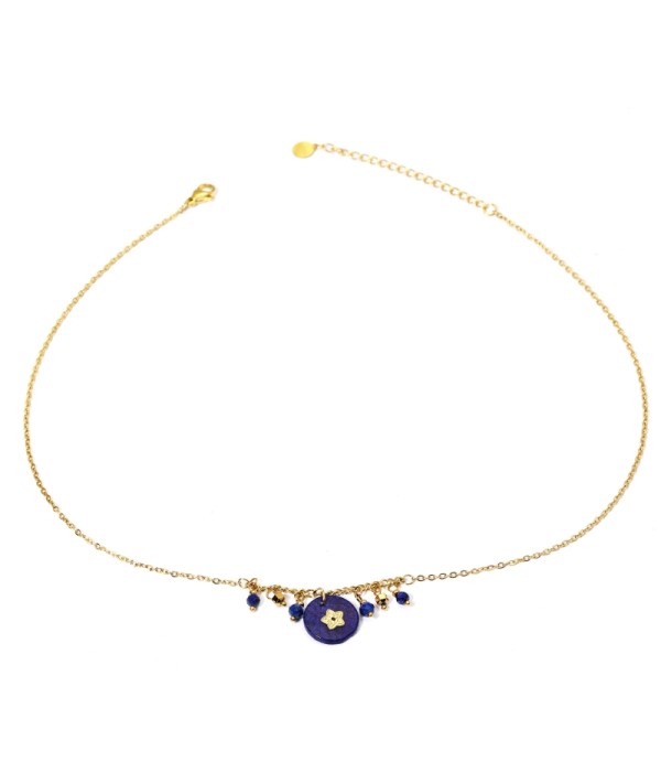 Collares dorados con colgantes círculos de diferentes colores