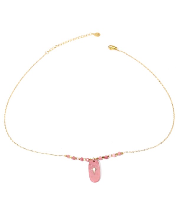 Collares dorados con colgantes rectángulos redondeados de diferentes colores
