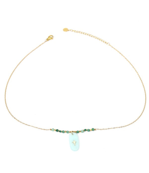 Collares dorados con colgantes rectángulos redondeados de diferentes colores