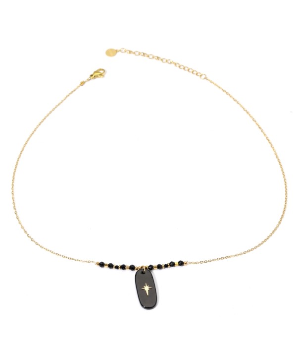 Collares dorados con colgantes rectángulos redondeados de diferentes colores