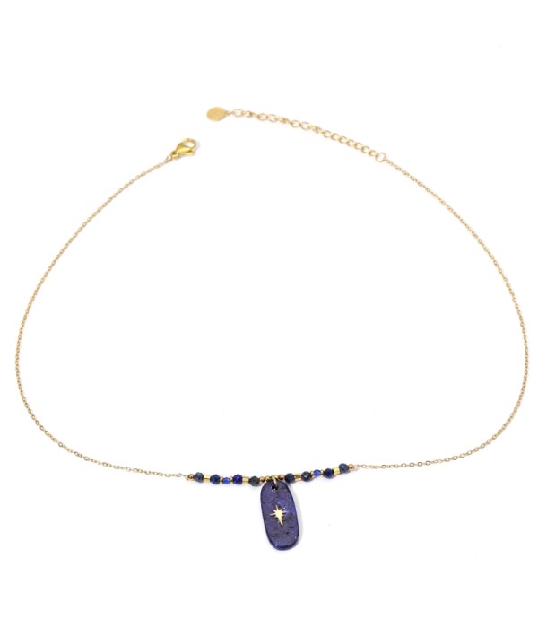 Collares dorados con colgantes rectángulos redondeados de diferentes colores