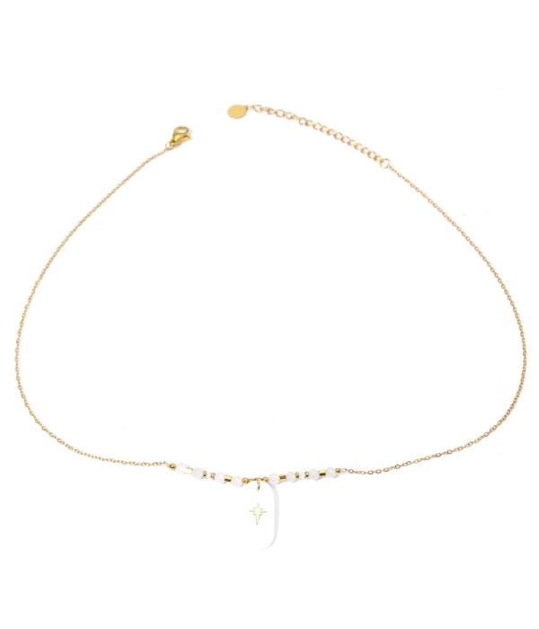 Collares dorados con colgantes rectángulos redondeados de diferentes colores