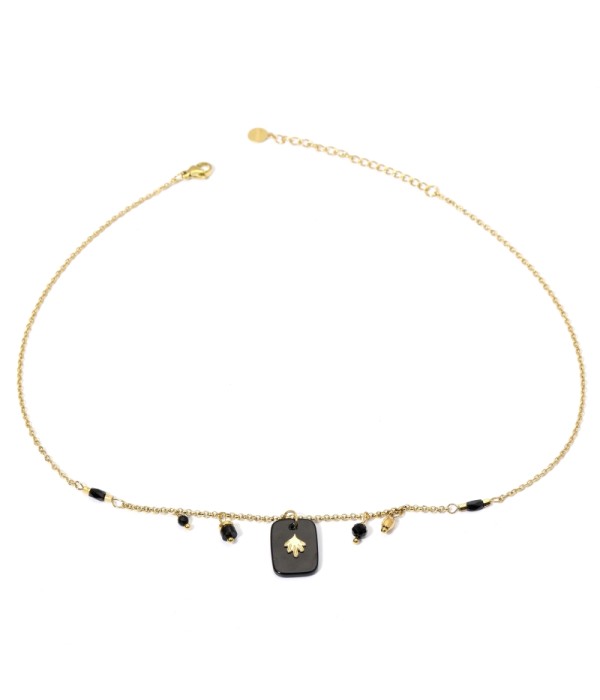 Collares dorados con colgantes cuadrados redondeados de diferentes colores