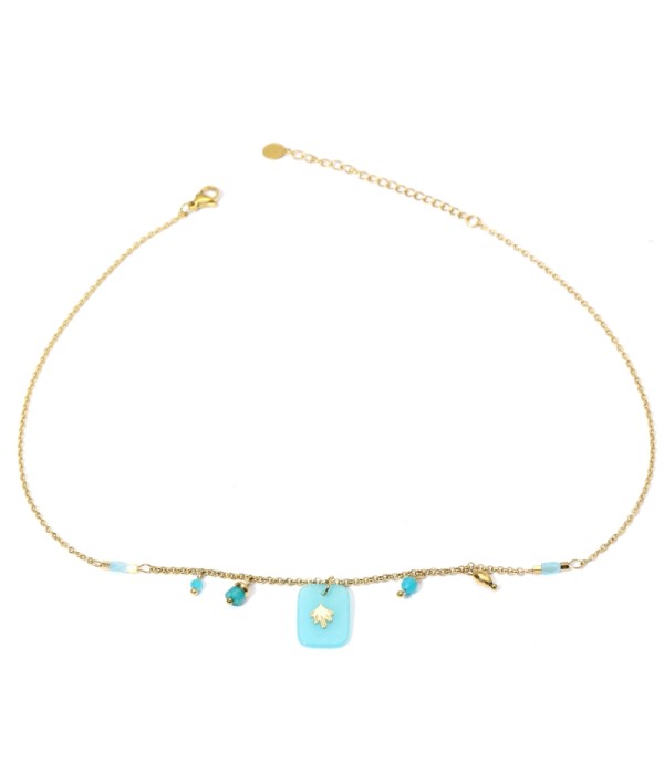 Collares dorados con colgantes cuadrados redondeados de diferentes colores